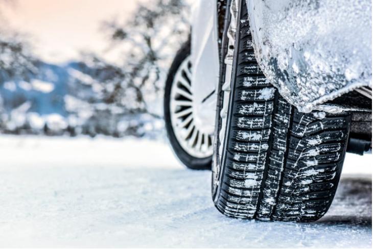 How to Drive an Automatic Car in Snow (UK Guide)